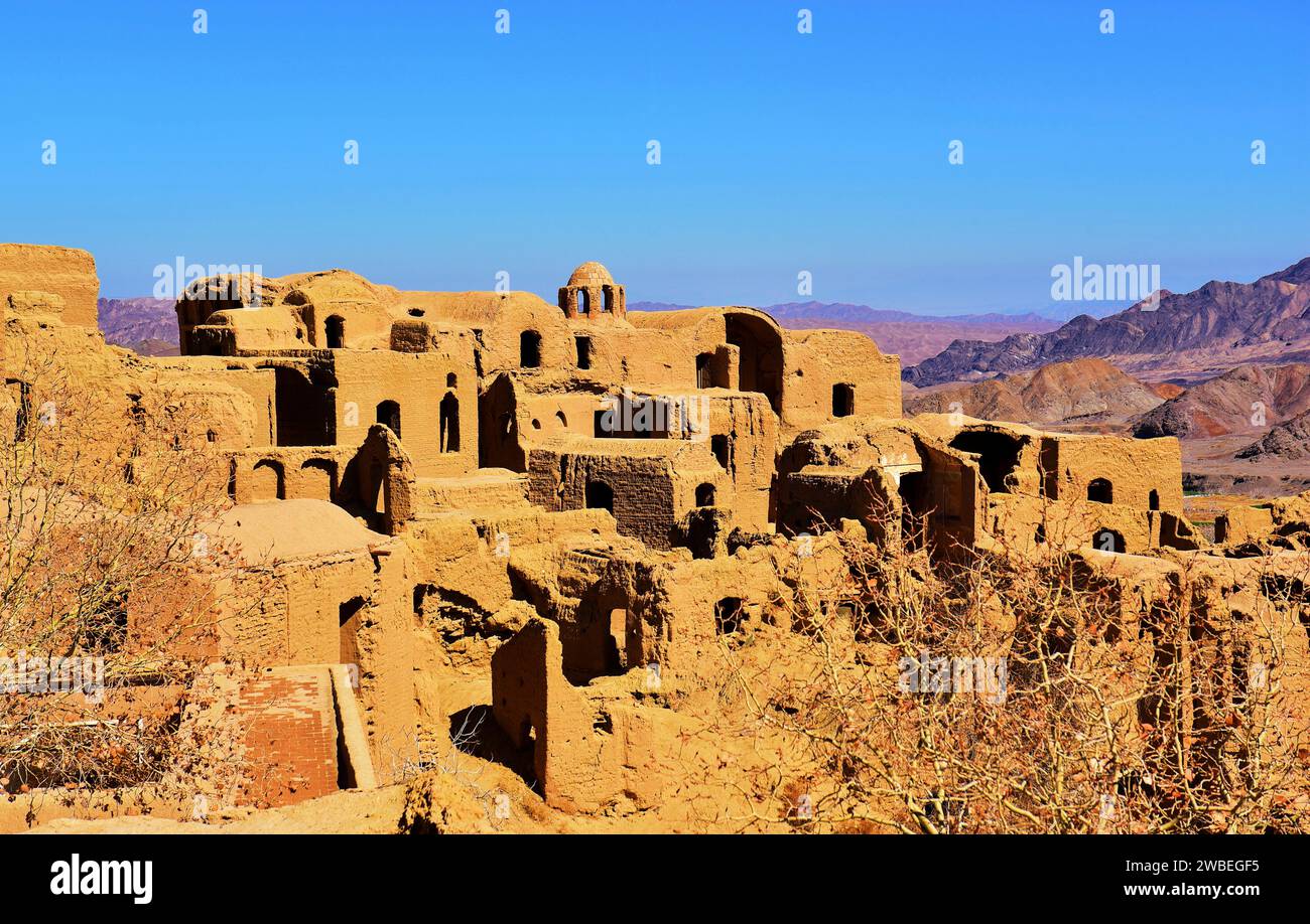 La città fantasma abbandonata e le rovine dell'antica città/villaggio di Kharanaq, Yazd, Iran, risalente a 4.000 anni fa. Originariamente abitata dal popolo zoroastriano Foto Stock