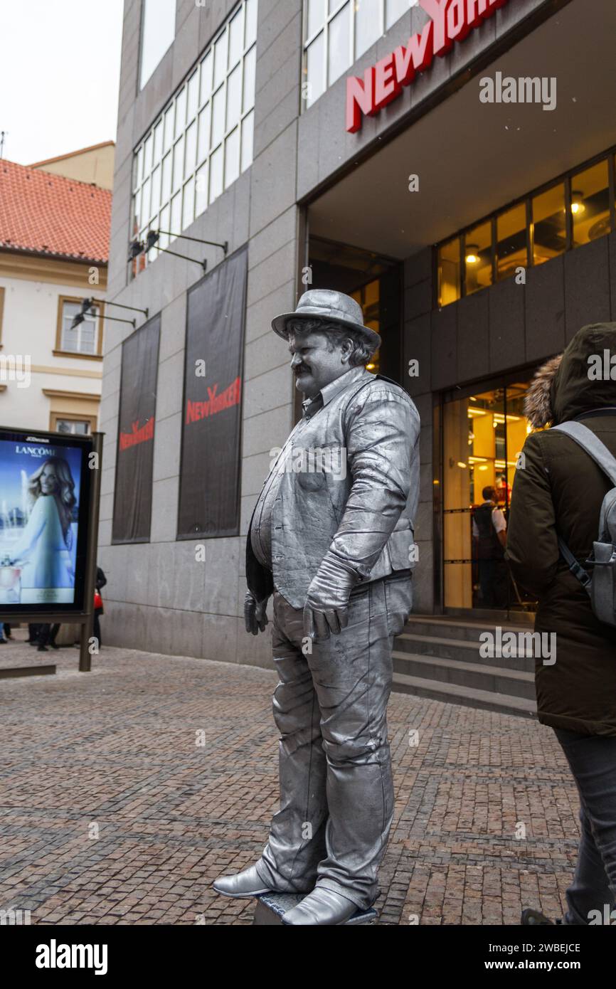 Una foto di un artista di strada che lavora per soldi per i turisti che visitano la città di Praga Foto Stock