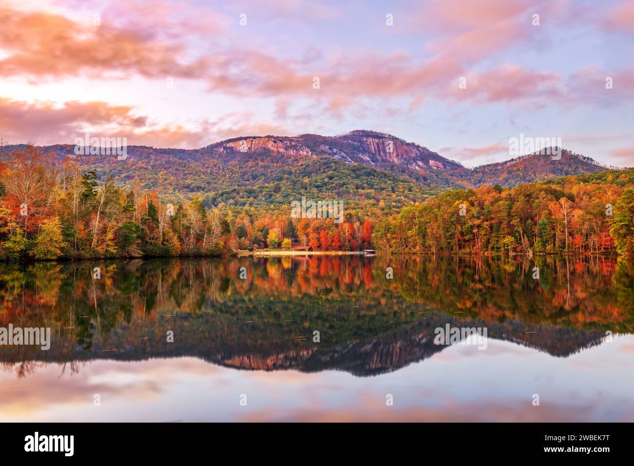 Table Rock Mountain, Pickens, South Carolina, USA vista lago in autunno al tramonto. Foto Stock