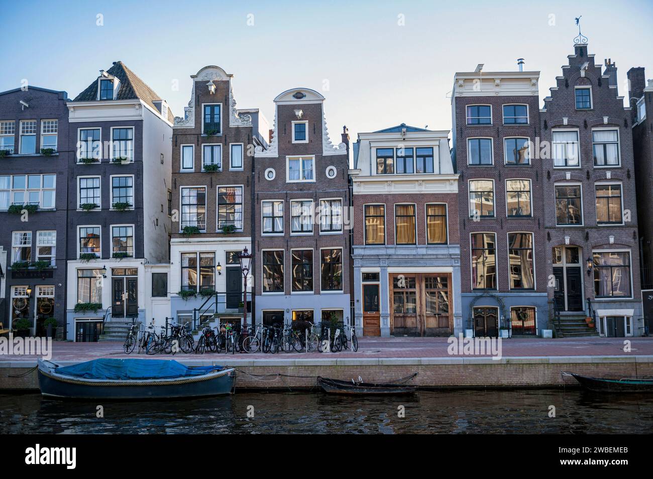 Amsterdam Paesi Bassi 10 gennaio 2024 mura del canale recentemente rinnovate sull'Herengracht con una notevole assenza di automobili. La sezione iniziale di questo canale è il parkeervrij, dando priorità alla popolazione non motorizzata. parkeerplek, parkeren, parcheggio, parcheggio, autoluwe, kades, auto, gratis, auto Foto Stock