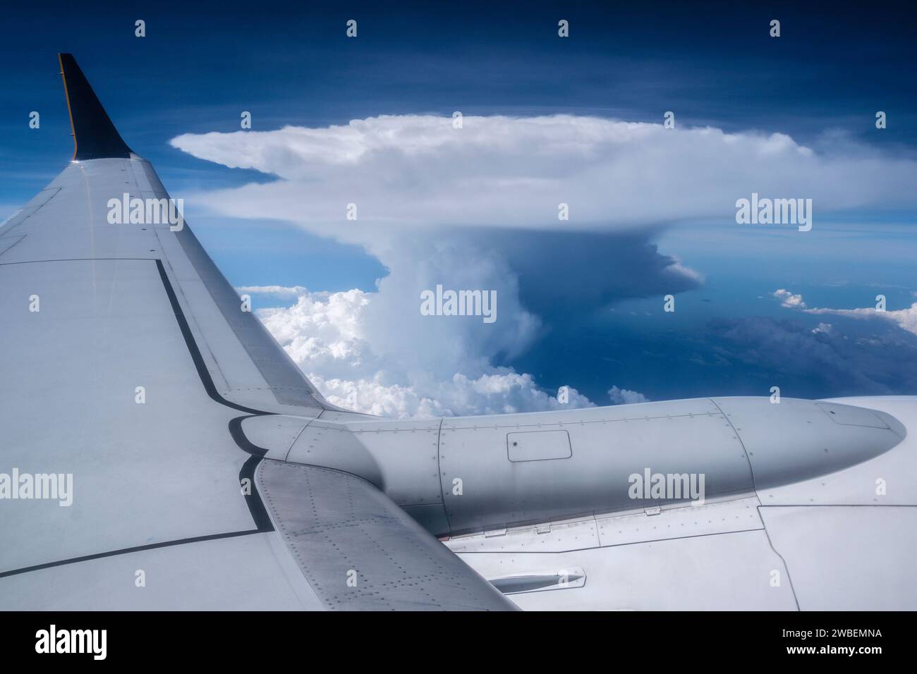 Una nuvola thunderhead vista da un aereo che sorvola il territorio del Nord, in Australia Foto Stock