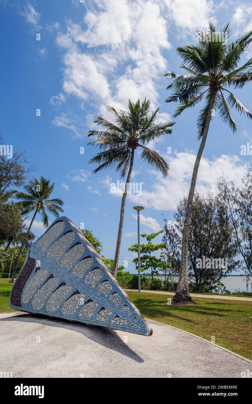 Telescopus, una grande scultura a conchiglia sull'Esplanade a Cairns, Queensland, Australia Foto Stock