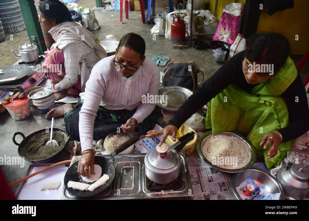 Guwahati, Guwahati, India. 10 gennaio 2024. Le donne assamesi che preparano pitha (torte di riso e dolci) prima della celebrazione Bhogali Bihu a Guwahati India mercoledì 10 gennaio 2024. Bhogali Bihu o Magh Bihu è un festival del raccolto celebrato nello stato indiano dell'Assam (Credit Image: © Dasarath Deka/ZUMA Press Wire) SOLO USO EDITORIALE! Non per USO commerciale! Foto Stock