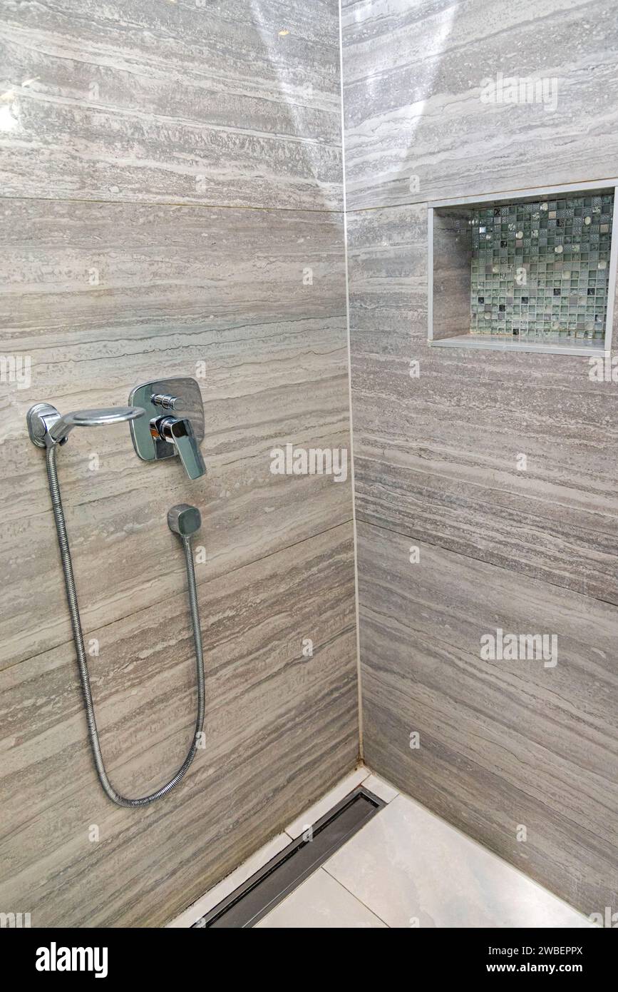 Tubo e maniglia del supporto per doccia a parete nella moderna cabina da bagno Foto Stock