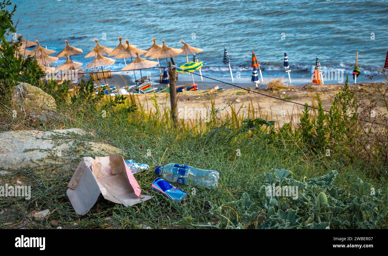 Spiaggia di currilave con hotel a Durazzo, Albania al tramonto Foto Stock