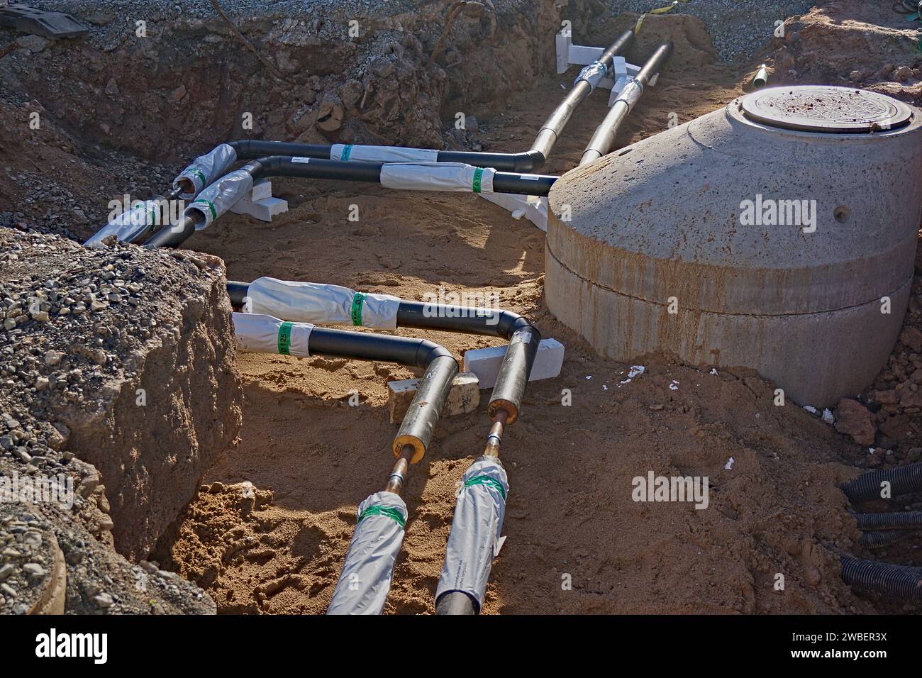 Transizione energetica nella città di Marburgo. Installazione di collegamenti domestici per il teleriscaldamento. Foto Stock