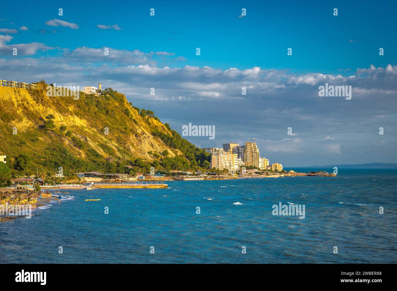 Spiaggia di currilave con hotel a Durazzo, Albania al tramonto Foto Stock