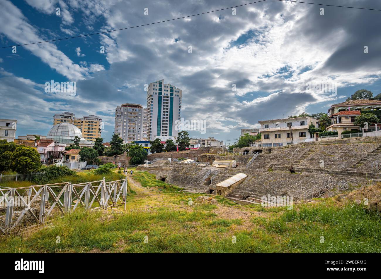 Rovine dell'anfiteatro romano nel centro di Durazzo, Albania Foto Stock