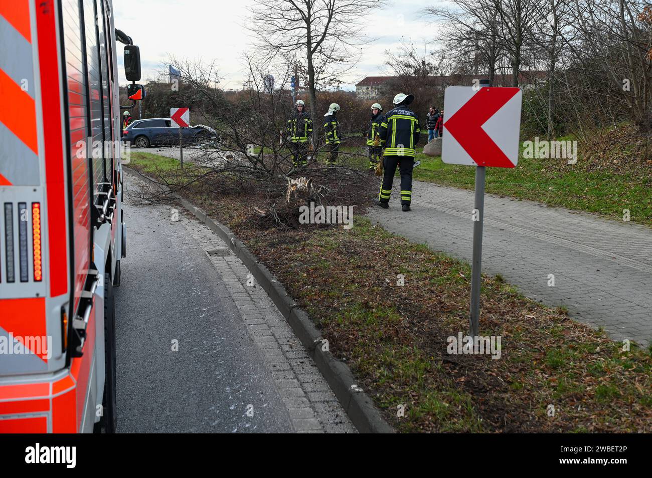 Lipsia - Audi kommt von B87 ab, fällt Baum und kracht in Elektrokasten - ein Schwerverletzter 07.01.2024 gegen 13 Uhr Leipzig, Adenauerallee B87 Zu einem schweren Unfall kam es am Sonntagmittag gegen 13 Uhr auf der Adenauerallee B87 a Lipsia. Nach ersten Angaben der Polizei War der Fahrer eines Audis auf der B87 stadteinwärts unterwegs, als er vermutlich aufgrund zu hoher Geschwindigkeit in einer leichten Linkskurve nach rechts abkam, einen dicken Baum am Straßenrand fällte und anschließend gegen einen Elektrokasten knallte. Der Fahrer wurde schwer verletzt und kam mit dem Rettungsdienst in Foto Stock