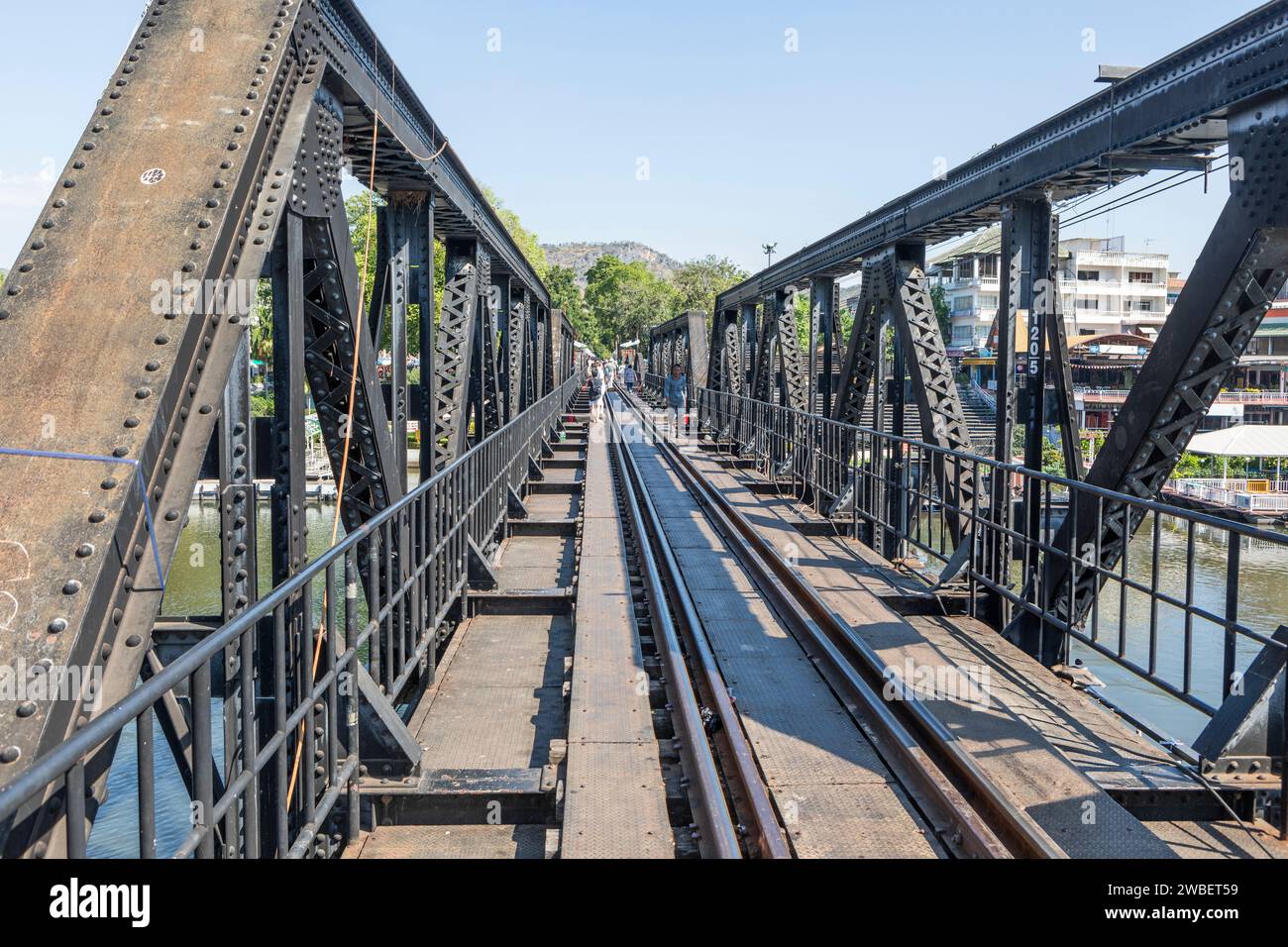 Turisti sul ponte sul fiume Kwai, Kanchanaburi, Thailandia. Foto Stock