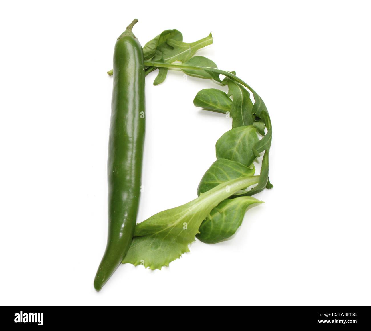 Lettera D a base di insalata verde e peperoncino alfabetico ABC maiuscola fatta di peperoncini, peperoni, per testo, enciclopedia, libro di cucina, cucina Foto Stock
