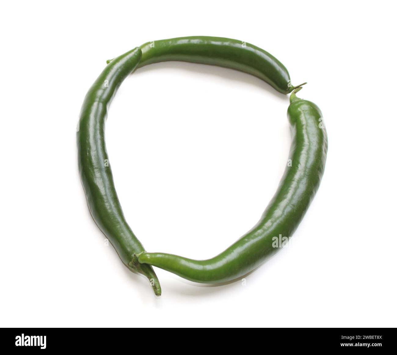 Lettera o, numero 0, cornice circolare da peperoncino verde lettera alfabetica per testi, enciclopedie, libro di cucina, libri di cucina, lettere isolate Foto Stock