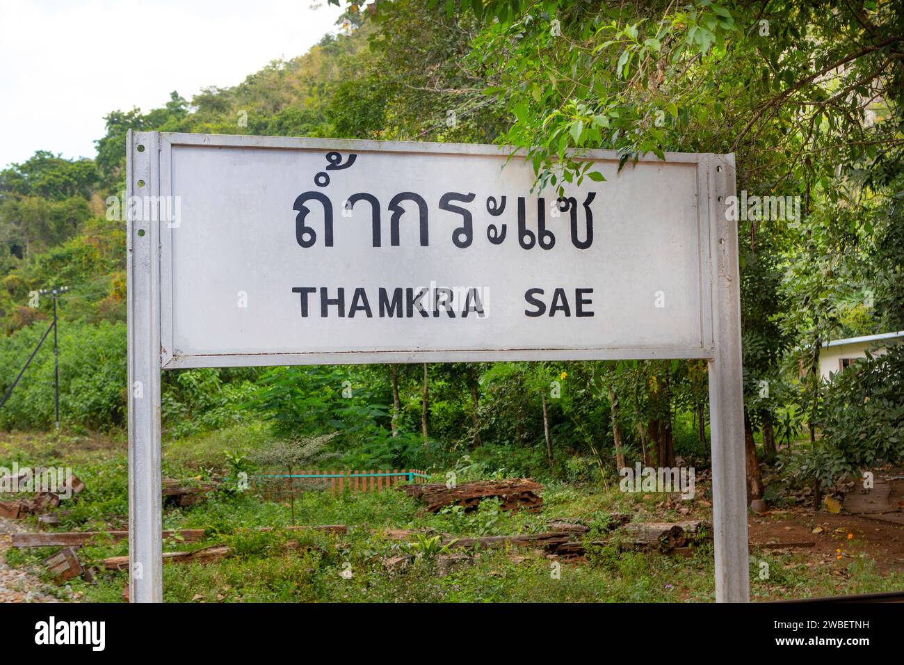 Il cartello della stazione ferroviaria a Tham Krasae, Kanchanaburi, Thailandia. Foto Stock