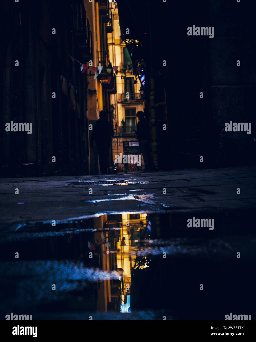 Strada buia a Barcellona con riflessi di pozzanghere Foto Stock