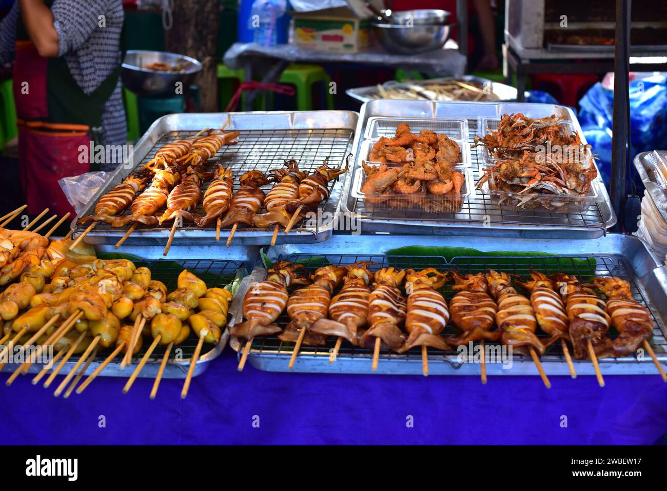 Bangkok, mercato Chatuchak (calamari alla griglia e frutti di mare). Thailandia. Foto Stock