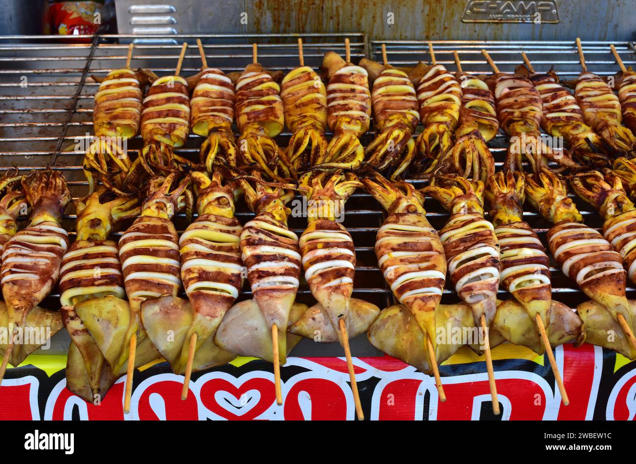 Bangkok, mercato Chatuchak (calamari alla griglia). Thailandia. Foto Stock