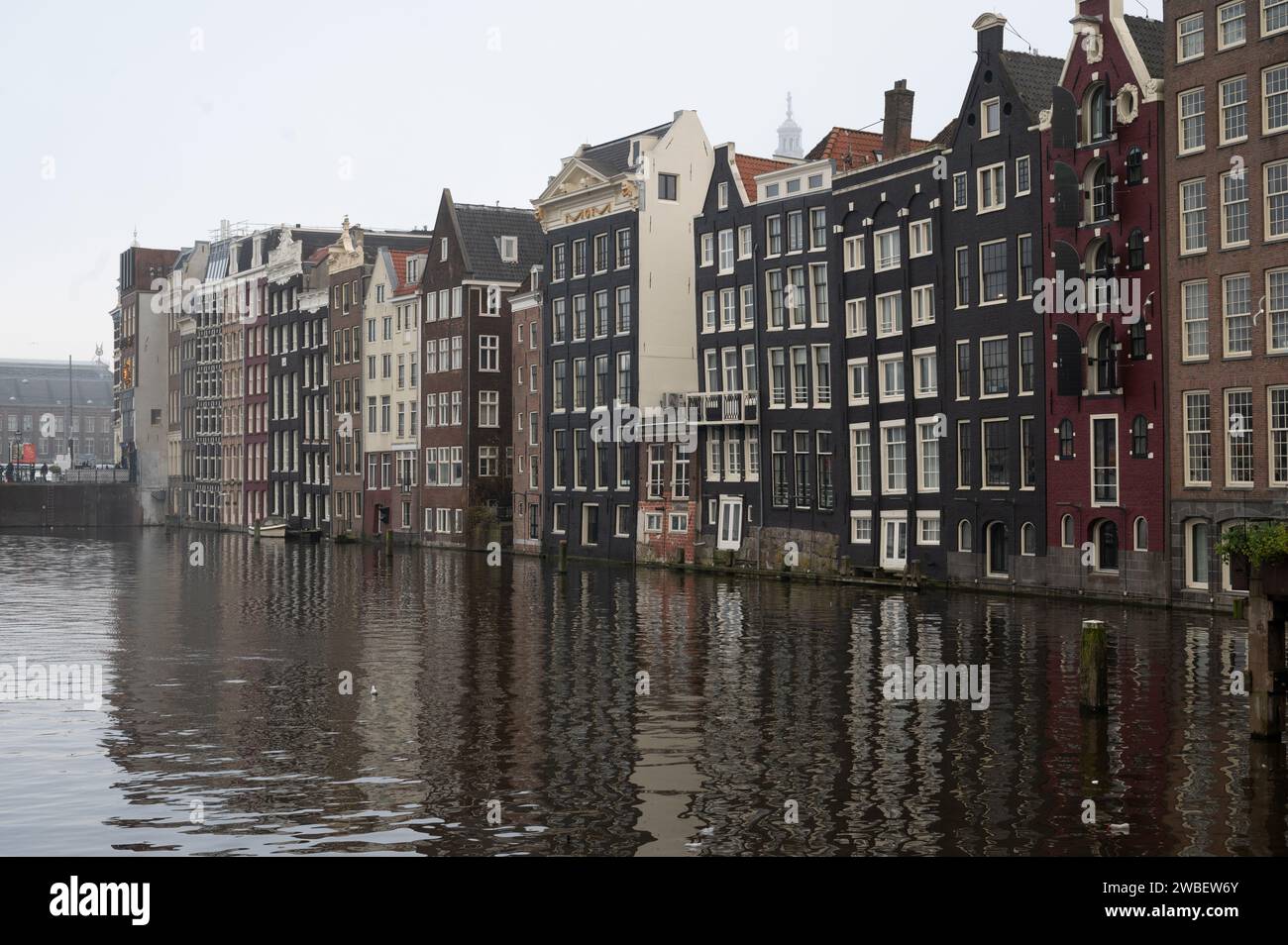 Bellissimi canali e stretti edifici ad Amsterdam Foto Stock