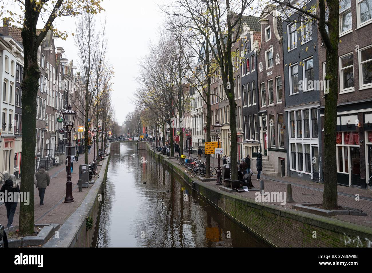Bellissimi canali e stretti edifici ad Amsterdam Foto Stock