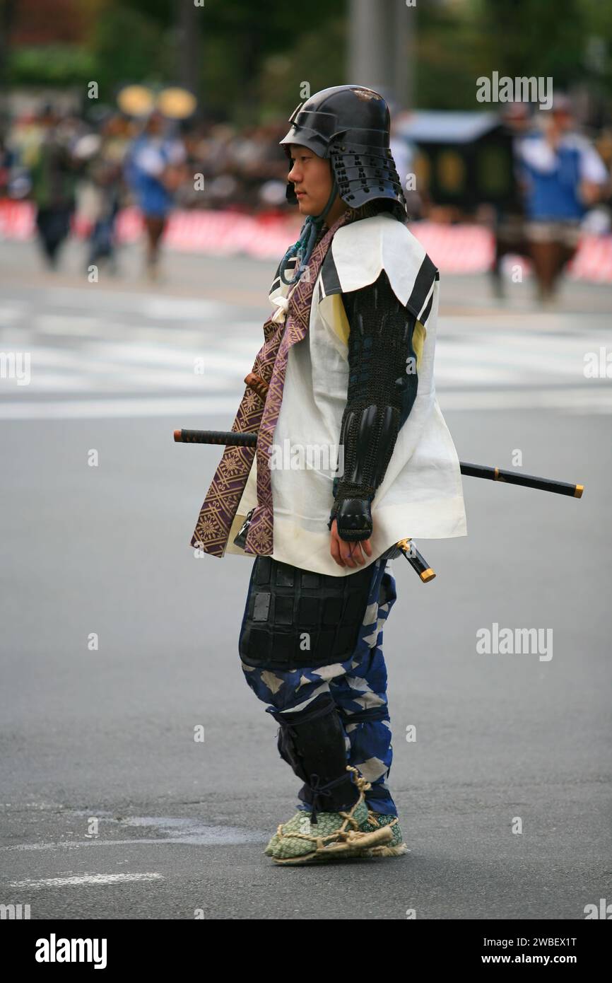 Kyoto, Giappone - 22 ottobre 2007: Guerrieri dal seguito in uniformi militari tradizionali del periodo Sengoku con armi durante la repressione storica Foto Stock