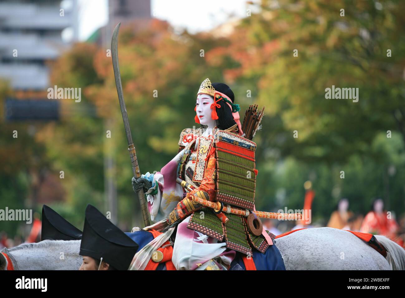 Kyoto, Giappone - 22 ottobre 2007: Tomoe Gozen una famosa samurai (onna-musha) del periodo Heian sul cavallo bianco. Festival di Jidai. Kyoto. Jap Foto Stock