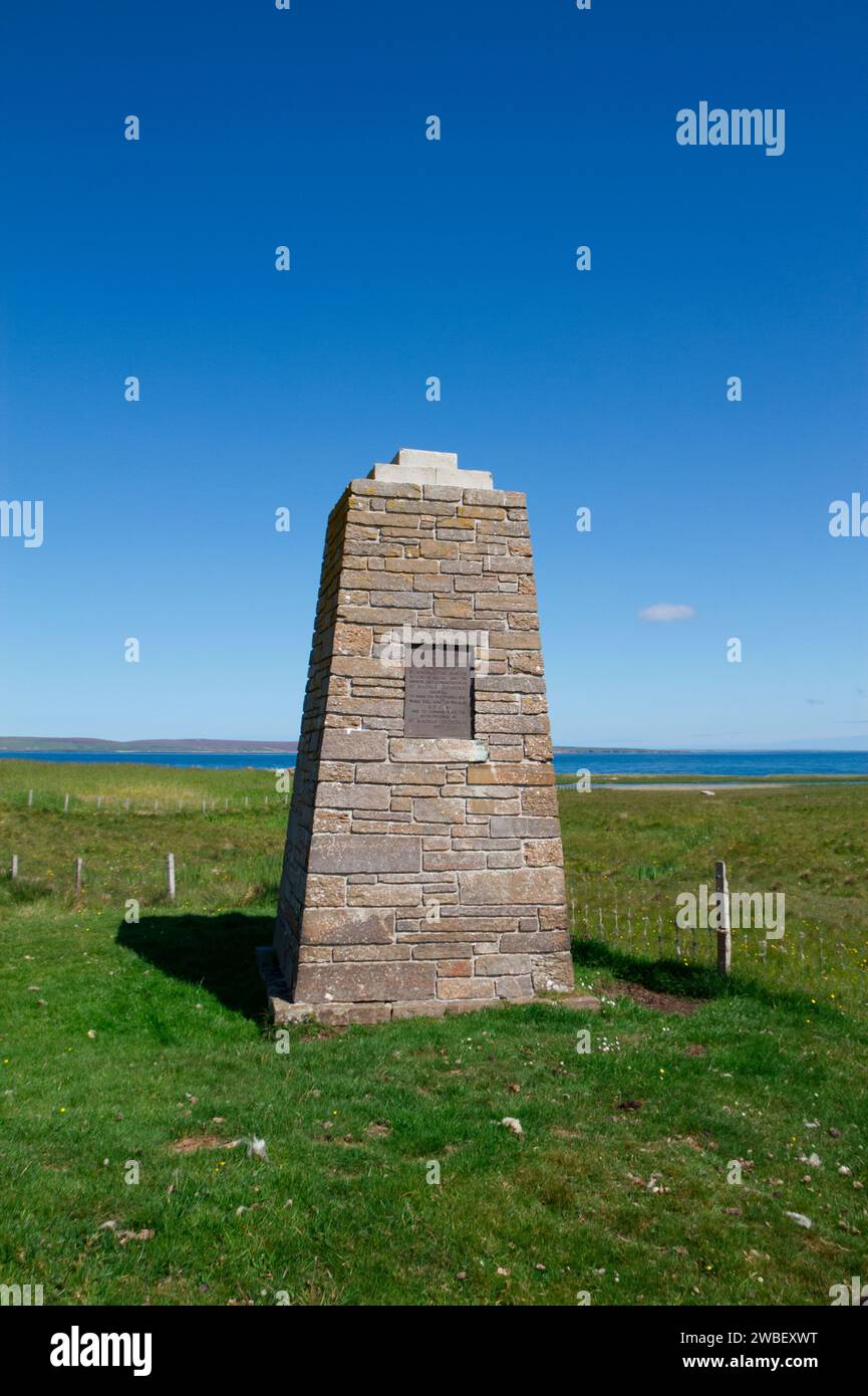 Monumento in pietra che segna il luogo in cui il conte Magnus fu ucciso, Orcadi Isles Foto Stock
