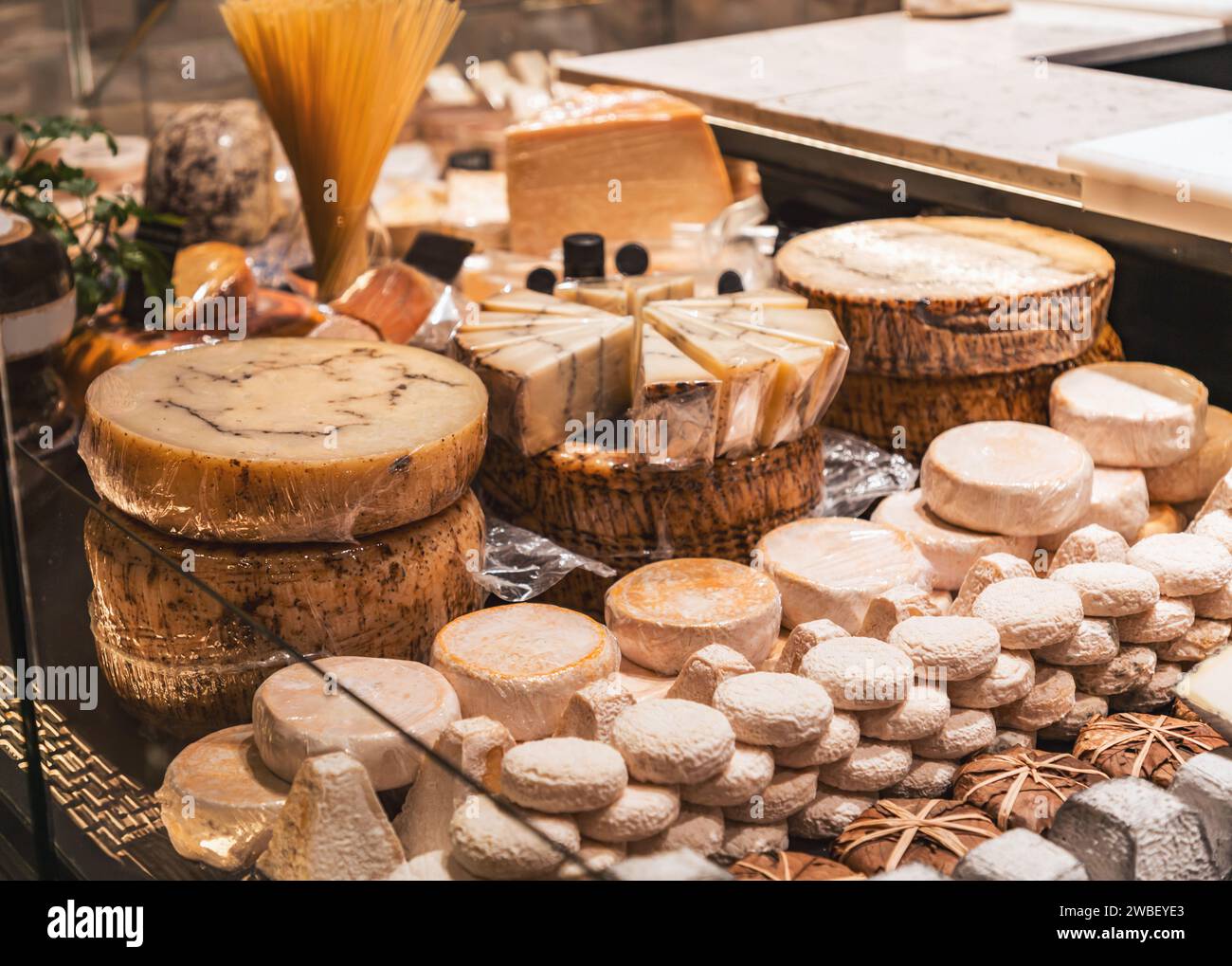 Formaggio tradizionale francese venduto a Les Halles de Lyon Paul Bocuse, costruito nel 1971 nel terzo arrondissement di Lione, Auvergne-Rhone-Alpes, Francia. Foto Stock