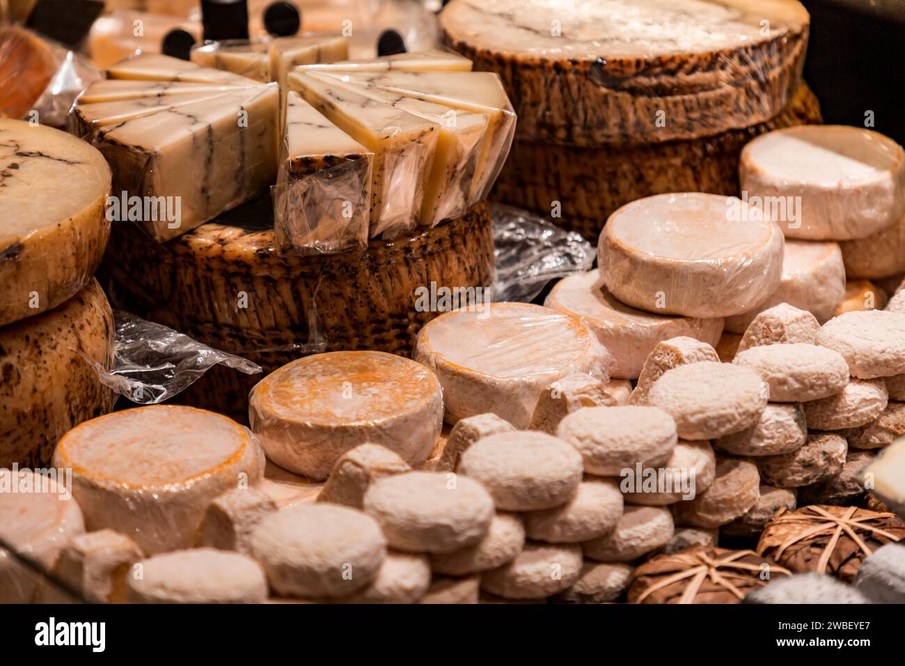 Formaggio tradizionale francese venduto a Les Halles de Lyon Paul Bocuse, costruito nel 1971 nel terzo arrondissement di Lione, Auvergne-Rhone-Alpes, Francia. Foto Stock