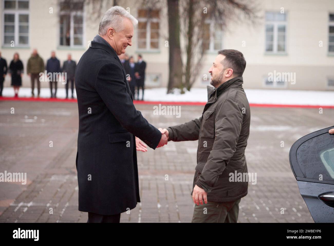 Vilinus, Lituania. 10 gennaio 2024. Il presidente ucraino Volodymyr Zelenskyy, a destra, viene salutato il presidente lituano Gitanas Nauseda, a sinistra, all'arrivo a Piazza Simonas Daukantas, il 10 gennaio 2024 a Vilnius, Lituania. Credito: Ucraina Presidenza/Ufficio stampa presidenziale ucraino/Alamy Live News Foto Stock