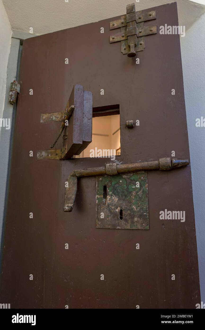 La porta di un'antica prigione di Fauglia, Pisa, oggi è il museo Kienerk Foto Stock