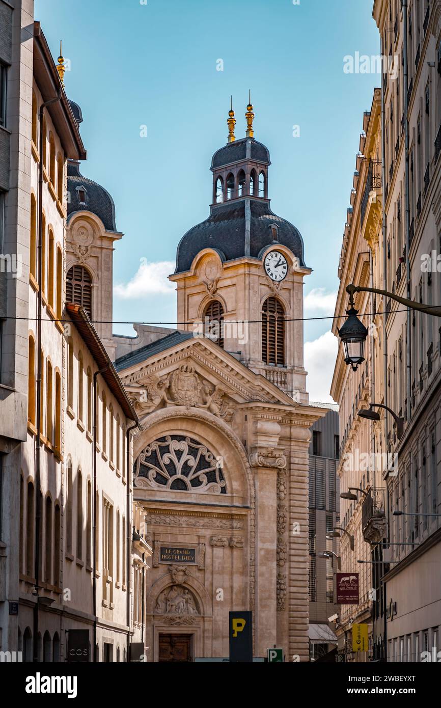 Lione, Francia - 30 gennaio 2022: La facciata della cappella dell'Hotel Dieu, o le Grand Hostel Dieu sul fiume Rodano a Lione, Francia. Foto Stock