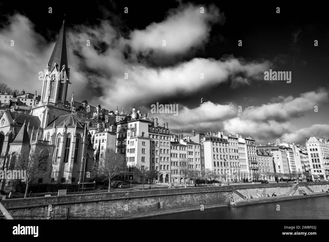 Lione, Francia - 26 gennaio 2022: Scenario urbano con edifici intorno al fiume Saone in una soleggiata giornata invernale a Lione, Francia. Foto Stock