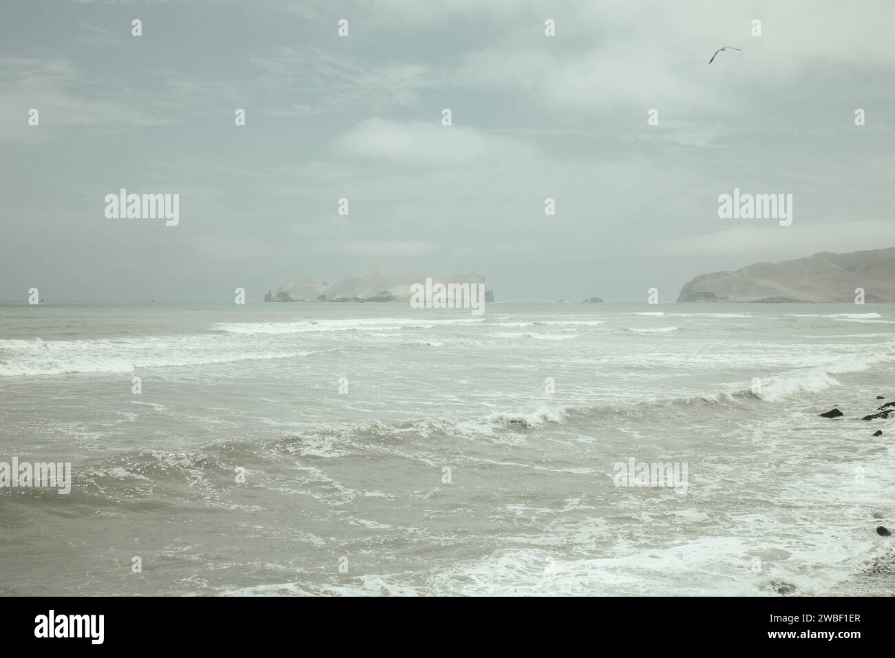 Vista dell'isola di San Lorenzo dalla spiaggia di la Punta, Callao, Lima Foto Stock