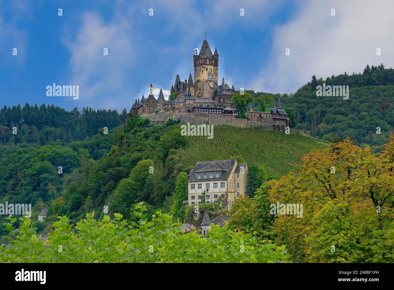 Ex castello imperiale affacciato sulla città di Cochem, Renania Palatinato, Germania Foto Stock