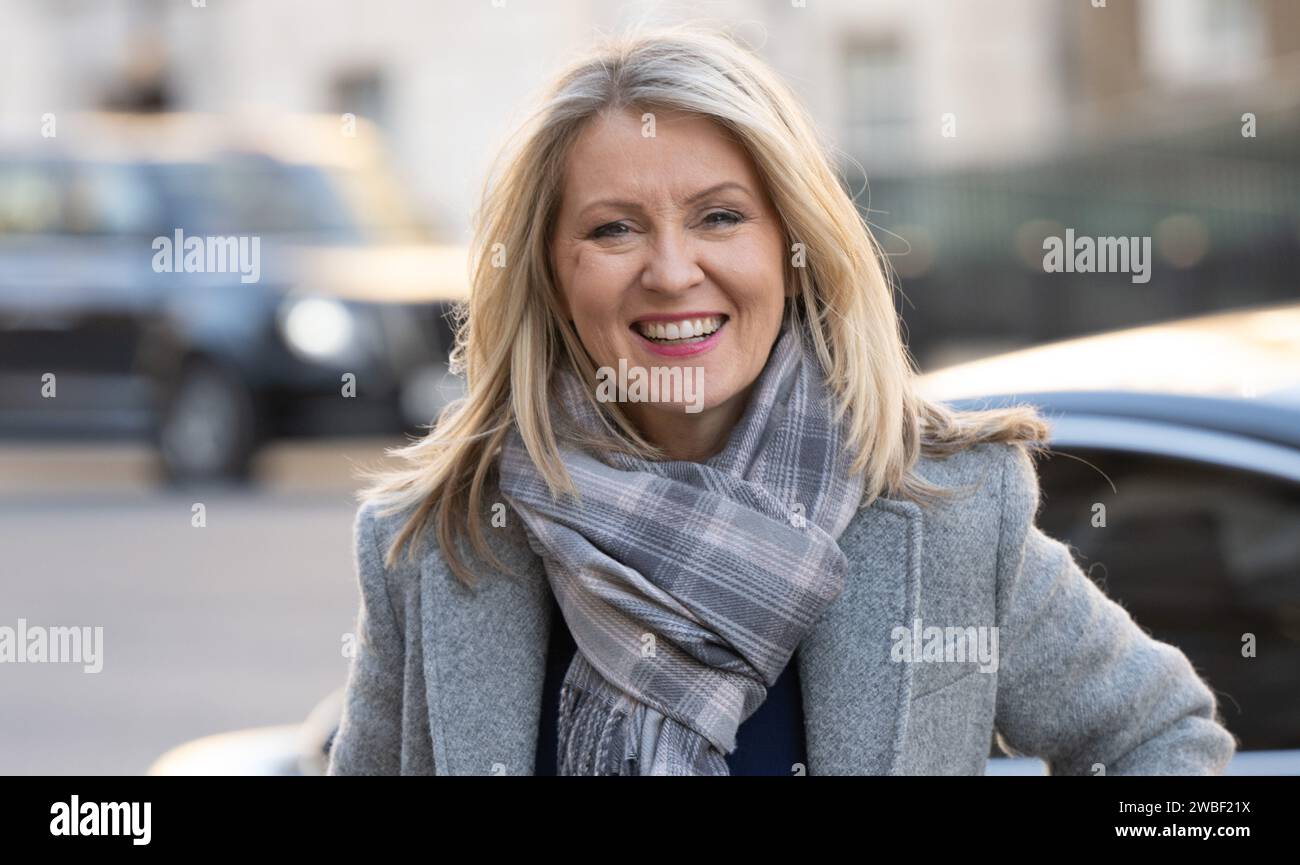 Londra, Regno Unito. 10 gennaio 2024. Esther McVey, Ministro senza portafoglio, arriva al Gabinetto di Londra Regno Unito crediti: Ian Davidson/Alamy Live News Foto Stock
