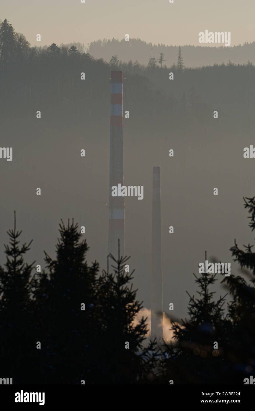 Vecchio fusto nella zona industriale e atmosfera nebbiosa tramonto sullo sfondo. Roznov pod Radhostem, repubblica Ceca. Foto Stock