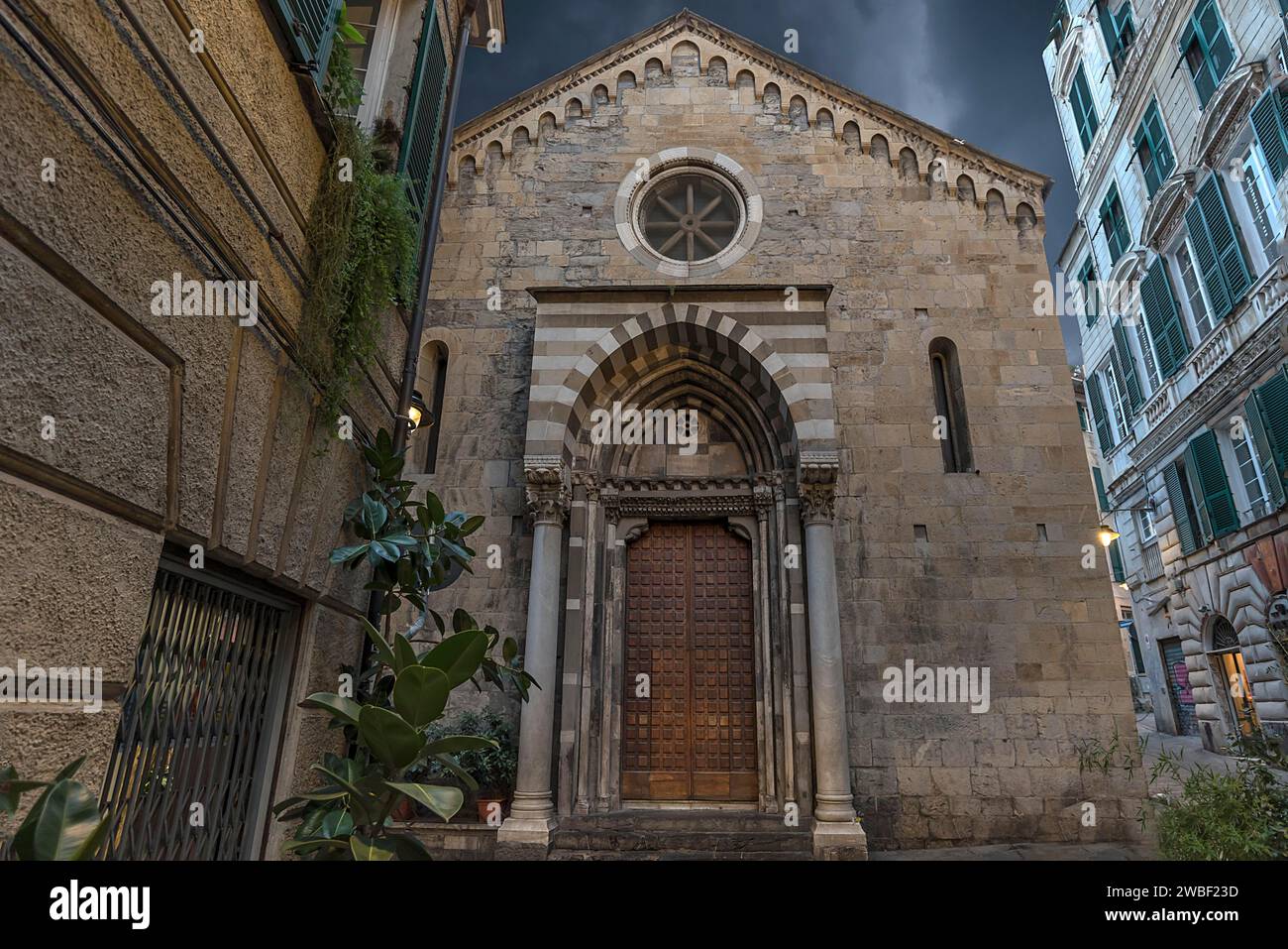 Facciata principale della chiesa di San Donato, XII secolo, via S. Donato, 10, nel centro di Genova, Italia Foto Stock