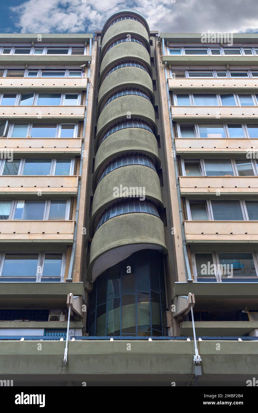 Scala a chiocciola di un edificio per uffici in via delle casaccie, costruito negli anni '1960, Genova, Italia Foto Stock