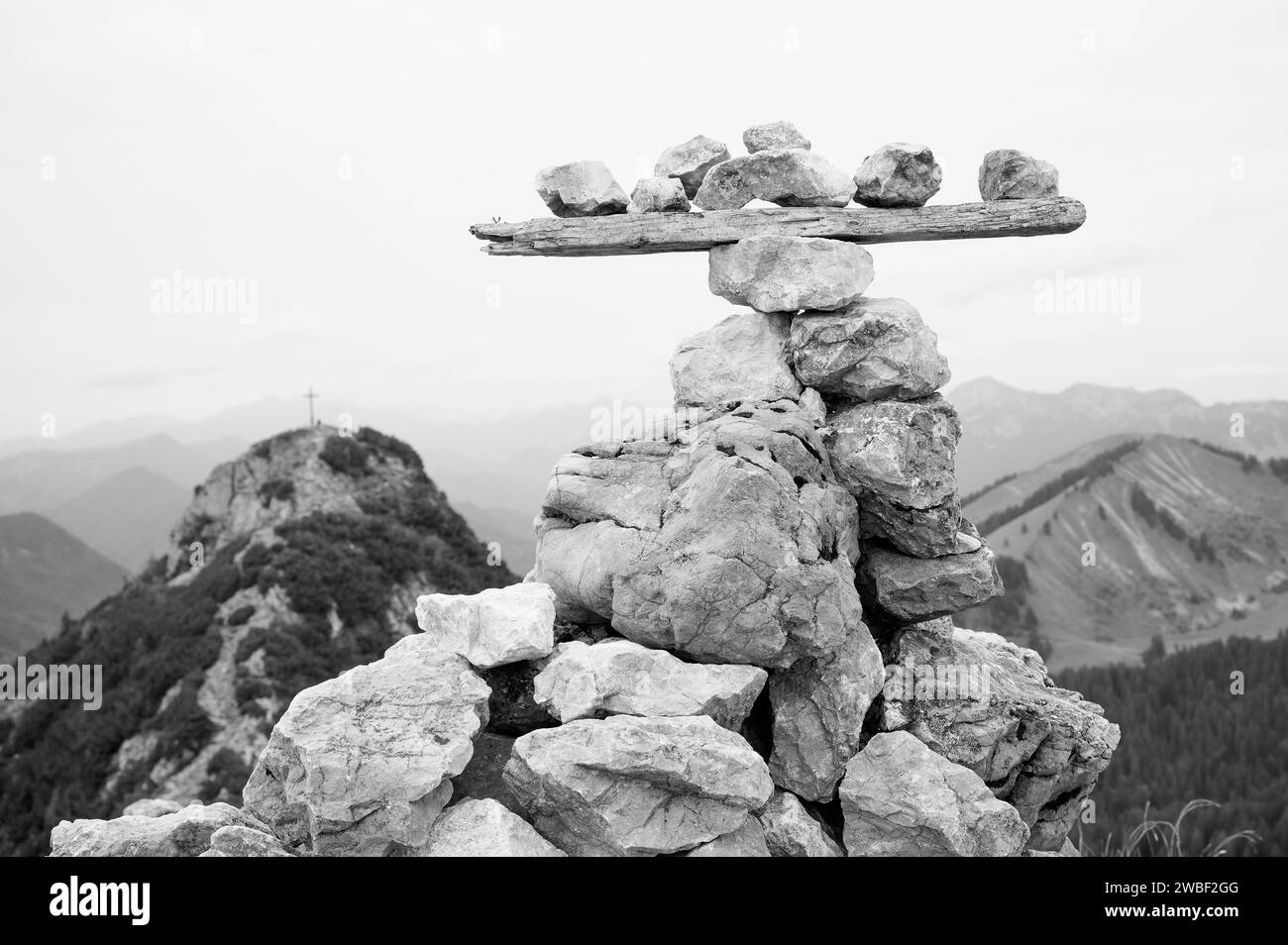 Steinmandl sul Buchstein, alle spalle di Rossstein, villaggio alpinista Kreuth, montagne Mangfall, Prealpi bavaresi, alta Baviera, Baviera, Germania Foto Stock