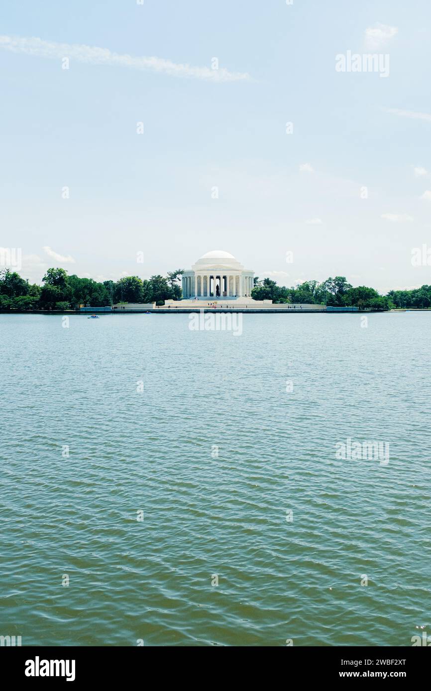 Vista del Jefferson Memorial di Washington, D.C. dall'altra parte del bacino di marea. Foto Stock