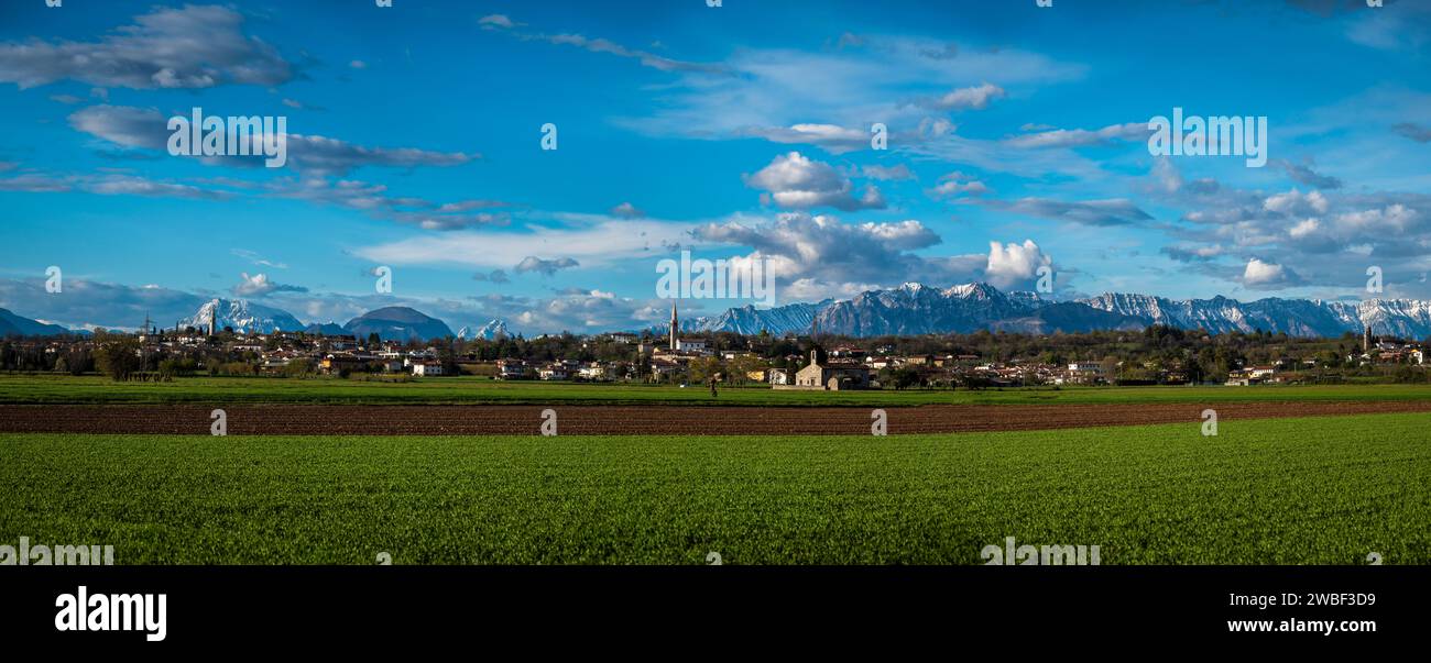 San Vito di Fagagna e le colline moreniche del Friuli. Chiesa di Tavella Foto Stock