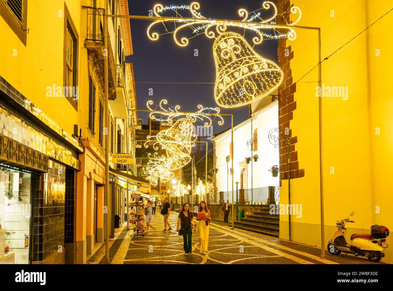 Madeira Funchal Madeira Rua da se illuminata con campane di Natale come decorazioni illuminazione stradale Funchal Madeira Portogallo UE Foto Stock