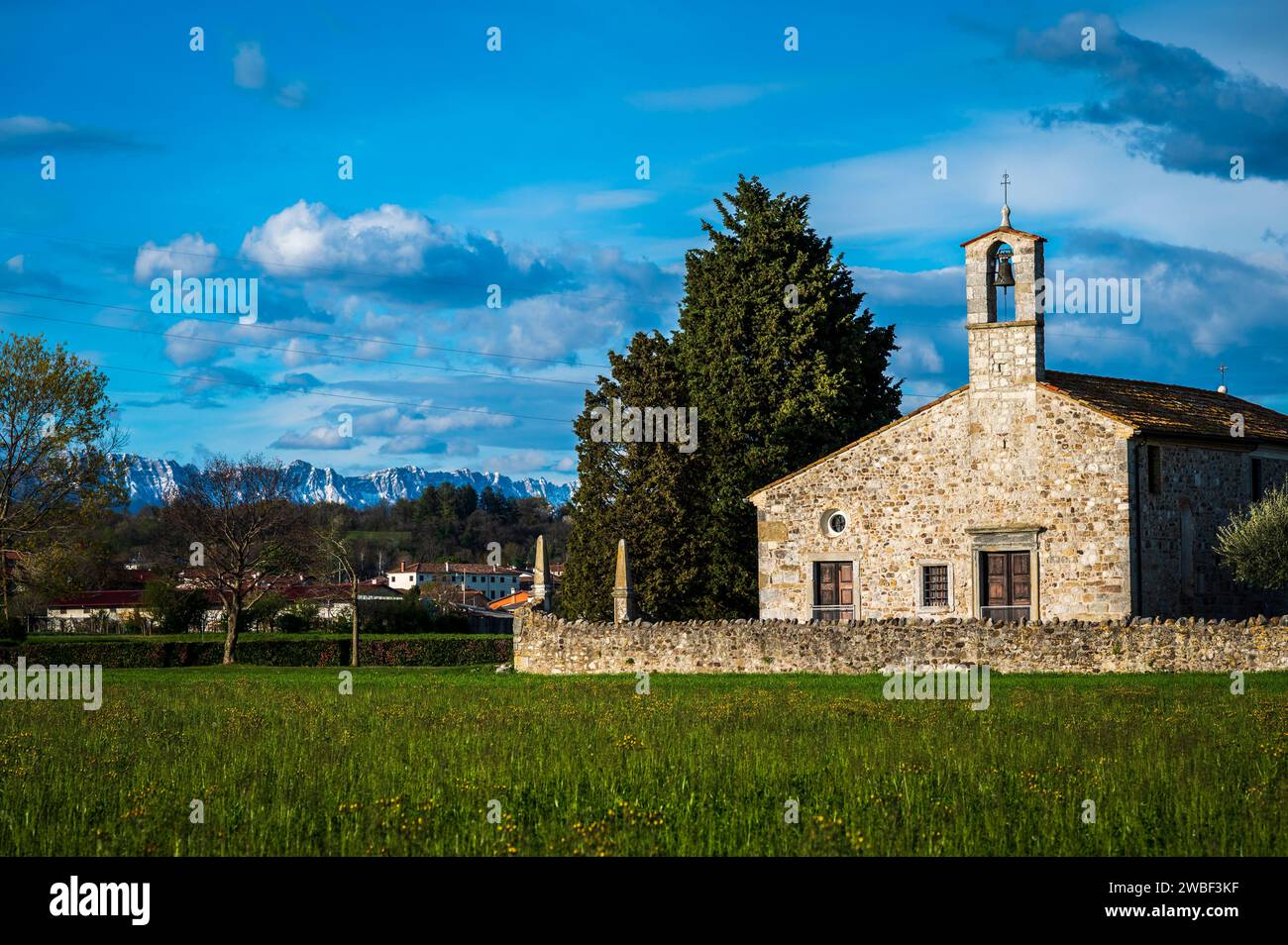 San Vito di Fagagna e le colline moreniche del Friuli. Chiesa di Tavella Foto Stock