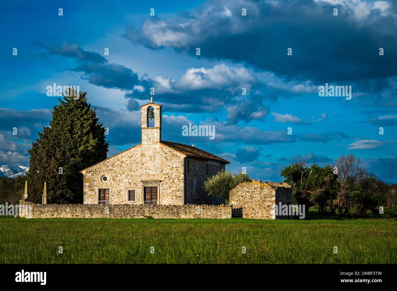 San Vito di Fagagna e le colline moreniche del Friuli. Chiesa di Tavella Foto Stock