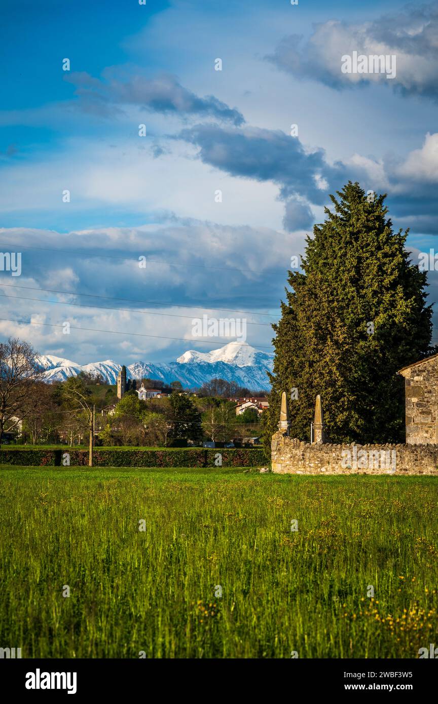 San Vito di Fagagna e le colline moreniche del Friuli. Chiesa di Tavella Foto Stock