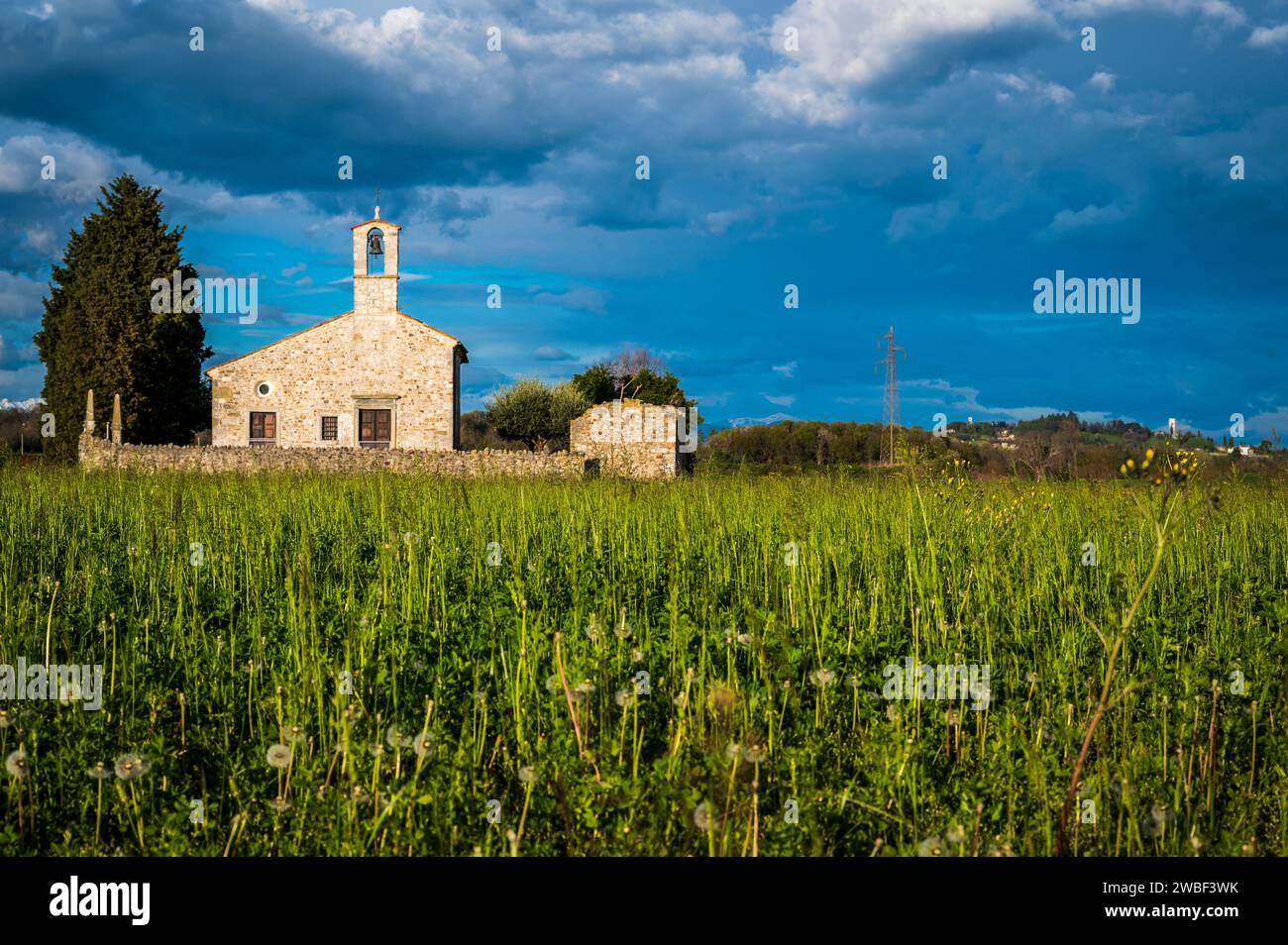 San Vito di Fagagna e le colline moreniche del Friuli. Chiesa di Tavella Foto Stock