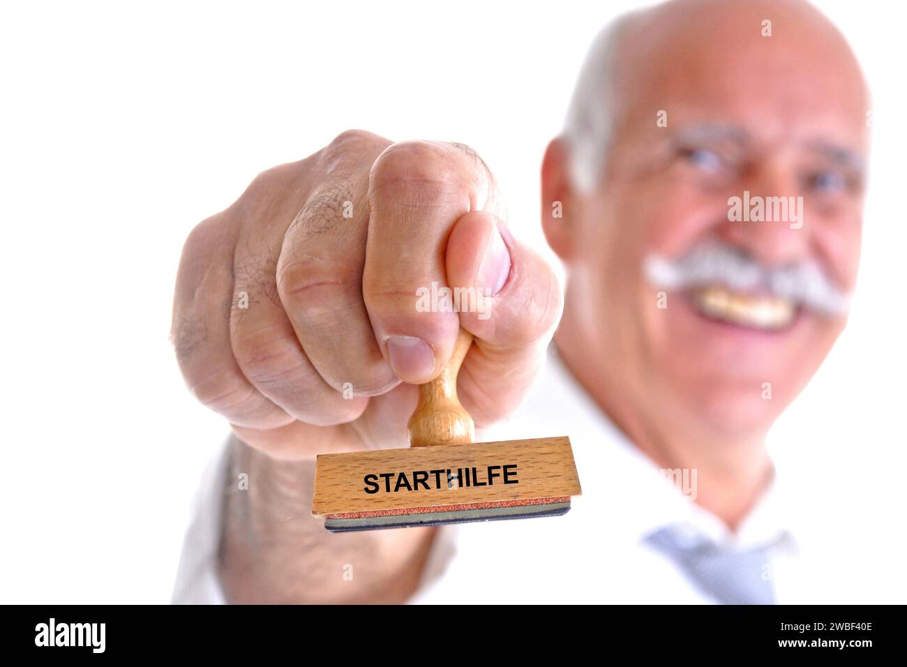 Senior, baffi, 65, 70, anni, uomo che tiene il francobollo in mano, iscrizione: Starthilfe Foto Stock