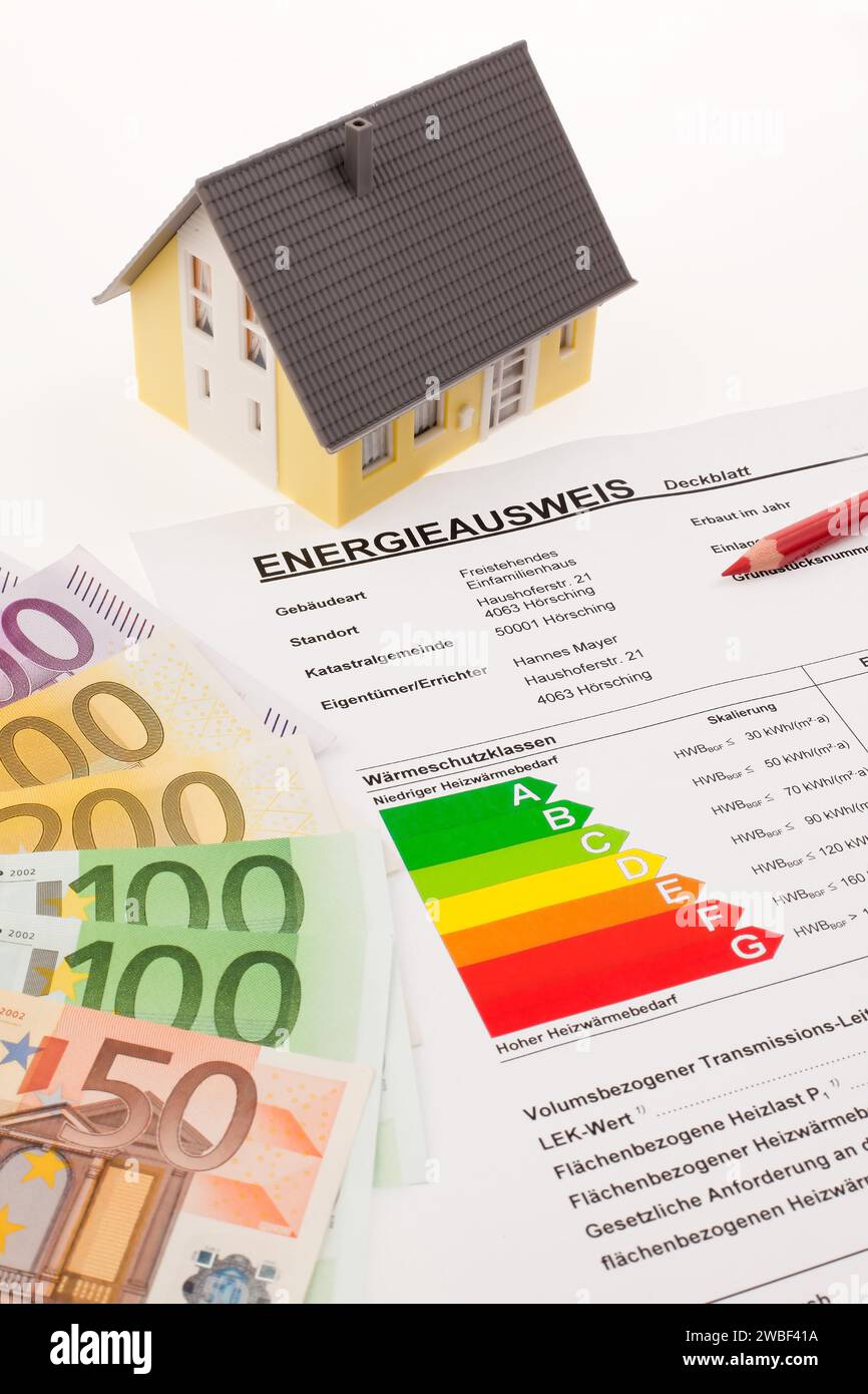 Un certificato energetico con una casa indipendente e banconote in euro Foto Stock