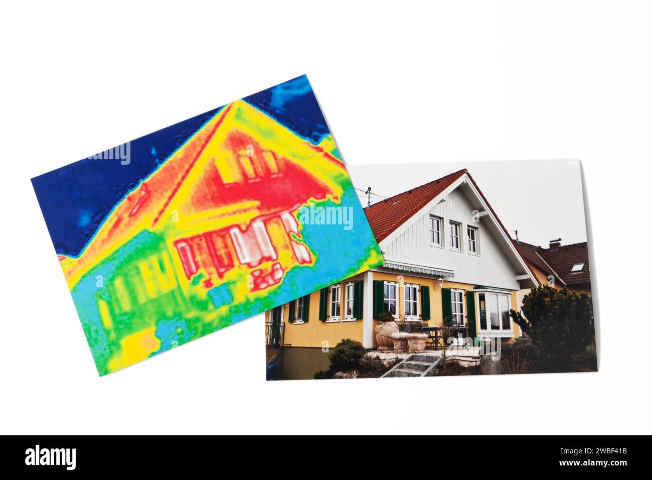 Immagine a infrarossi di una casa indipendente, isolamento termico, casa indipendente, perdita di energia, immagine termica, isolamento di una casa, valore di rivendita Foto Stock