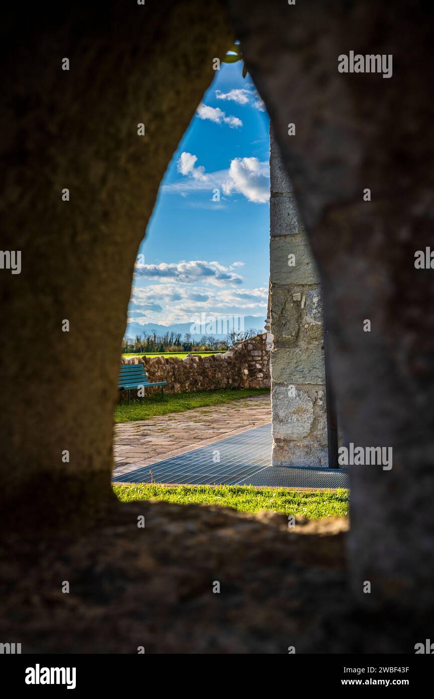 San Vito di Fagagna e le colline moreniche del Friuli. Chiesa di Tavella Foto Stock