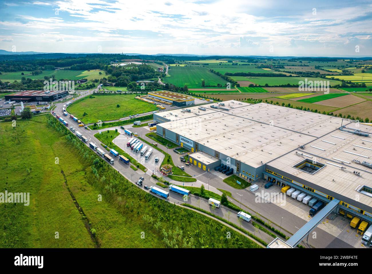 Vista aerea di un'area industriale con grandi magazzini e campi circostanti, Amazon, Pforzheim, Germania Foto Stock